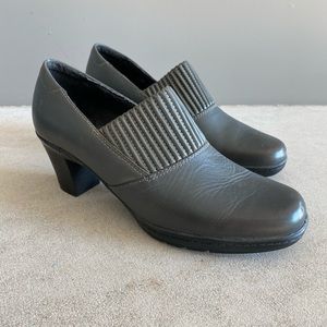 NWOT gray Clarks, 8.5 M